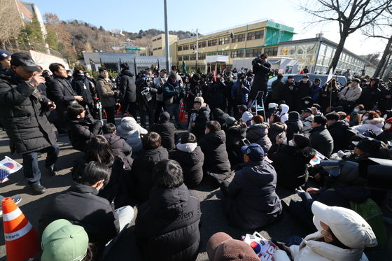 '尹 체포 임박' 관측에 관저 앞 '대혼란'…강제 해산·구급차 출동