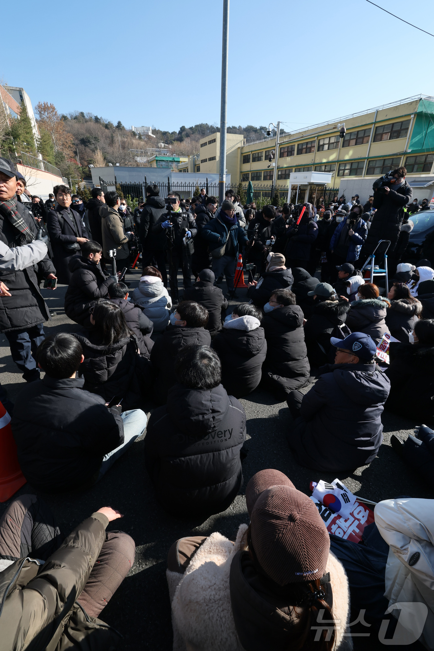 (서울=뉴스1) 박세연 기자 = 2일 서울 용산구 윤석열 대통령 관저 입구 앞에서 보수단체 회원 및 윤 대통령 지지자들이 농성을 하고 있다.공수처는 '12·3 비상계엄 사태'로 내 …