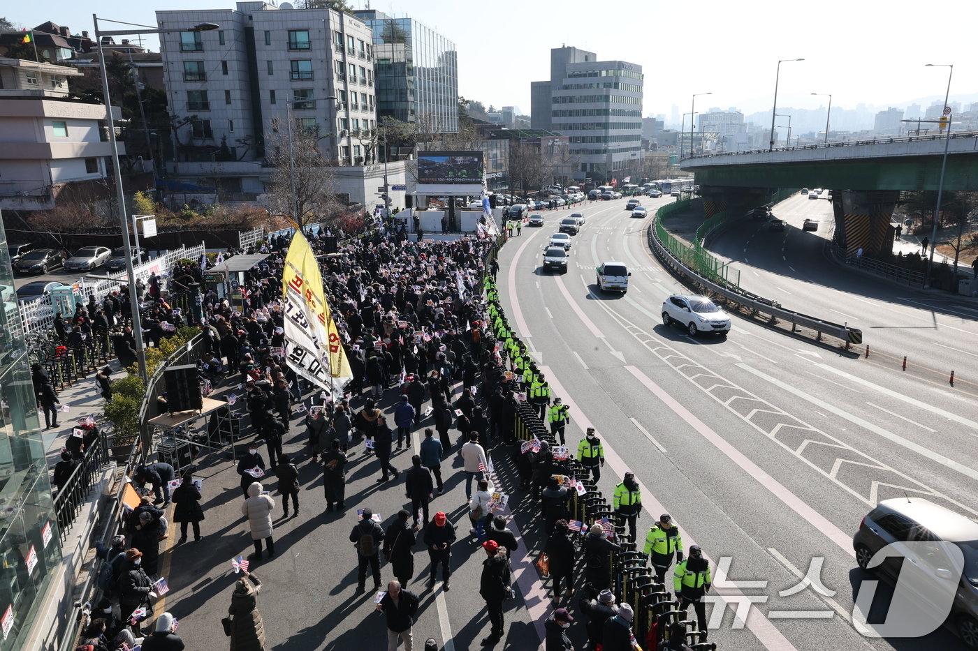 2일 서울 용산구 윤석열 대통령 관저 입구 앞에 보수단체 회원 및 윤 대통령 지지자들이 집결하고 있다. 2025.1.2/뉴스1 ⓒ News1 박세연 기자