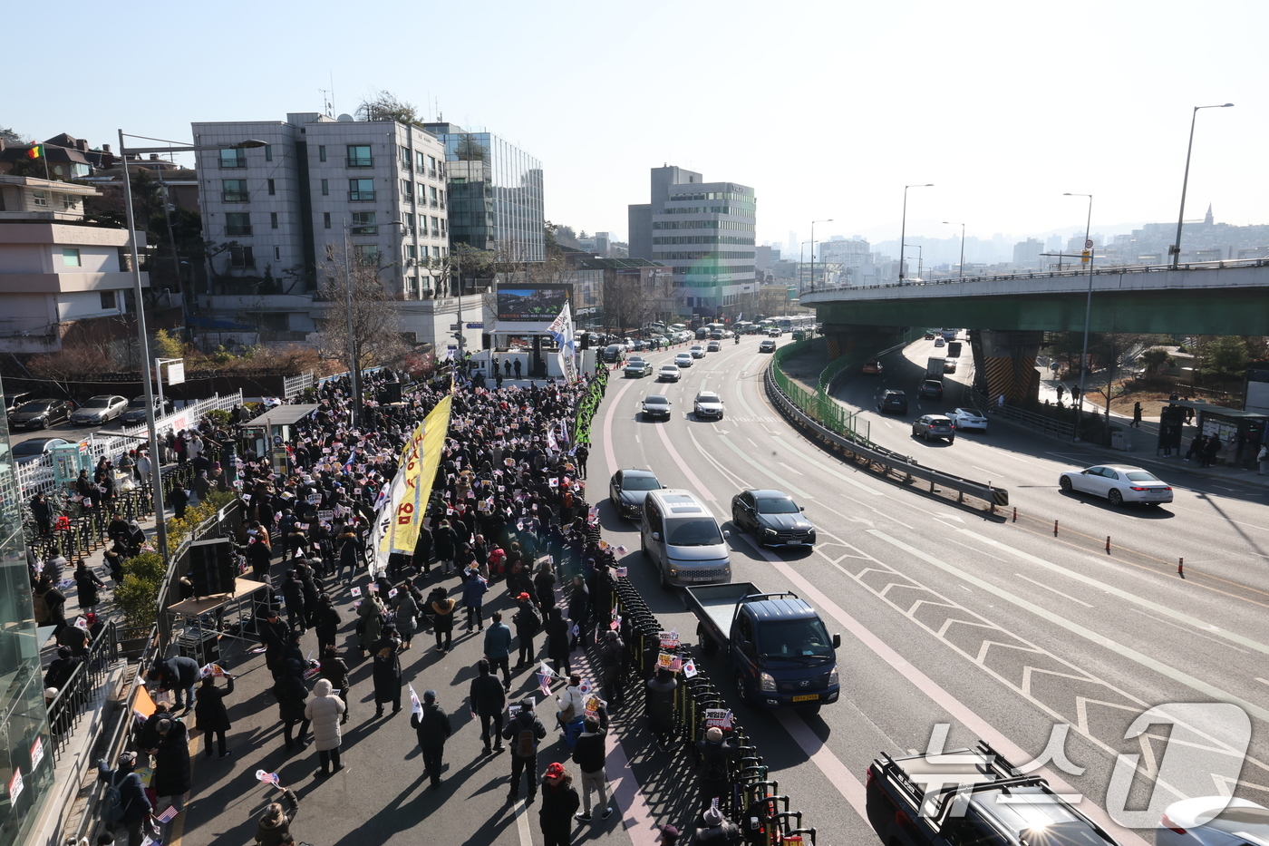 (서울=뉴스1) 박세연 기자 = 2일 서울 용산구 윤석열 대통령 관저 입구 앞에 보수단체 회원 및 윤 대통령 지지자들이 집결하고 있다.공수처는 '12·3 비상계엄 사태'로 내란 혐 …