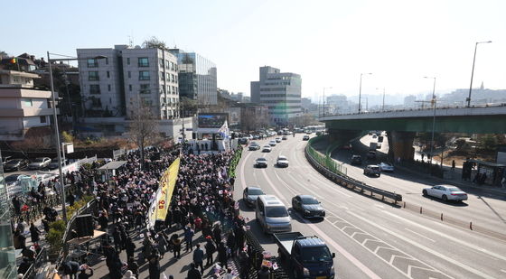 윤석열 대통령 관저 앞에 모인 지지자들