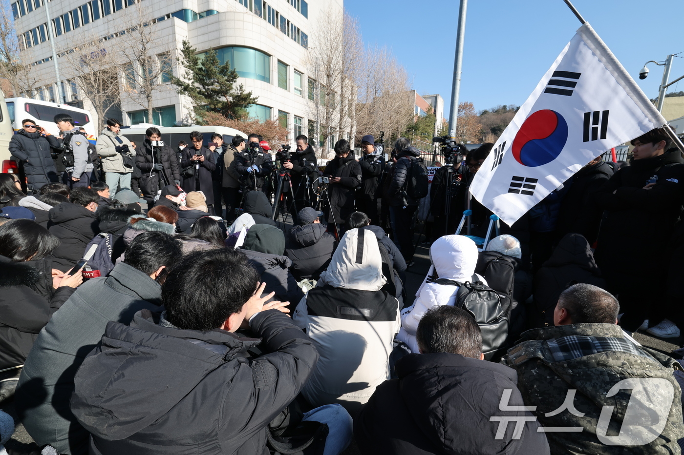 (서울=뉴스1) 박세연 기자 = 2일 서울 용산구 윤석열 대통령 관저 입구 앞에서 보수단체 회원 및 윤 대통령 지지자들이 농성을 하고 있다.공수처는 '12·3 비상계엄 사태'로 내 …