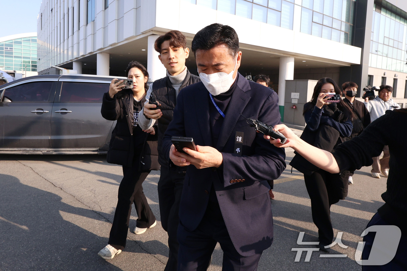 (무안=뉴스1) 오대일 기자 = 무안국제공항 압수수색이 진행되는 가운데 2일 오전 전남 무안국제공항 관리동에서 경찰 관계자가 나오고 있다.  (공동취재) 2025.1.2/뉴스1