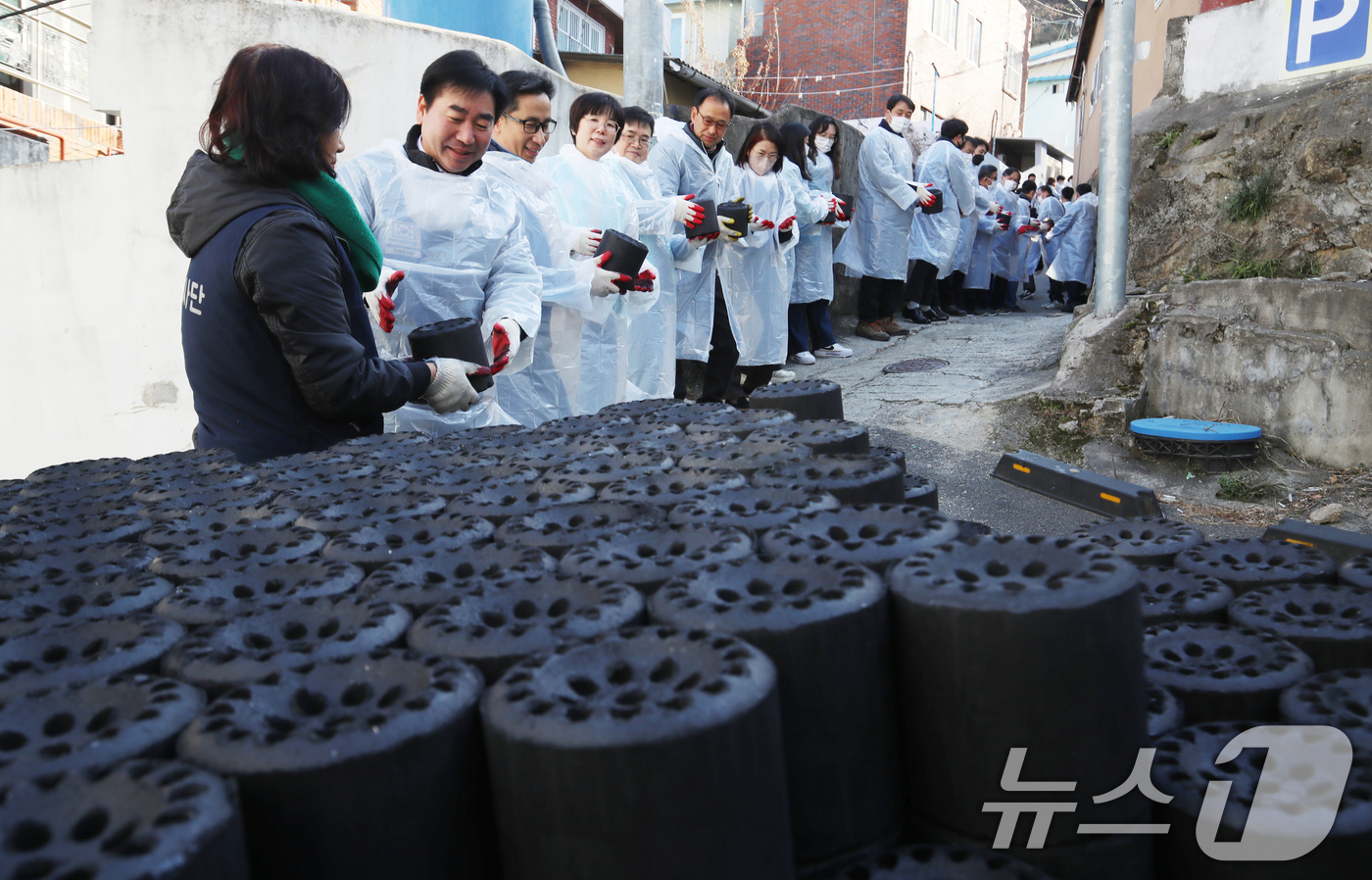 (부산=뉴스1) 윤일지 기자 = 2일 부산진구 가야동 일대에서 부산진구청 직원들이 연탄 나눔 봉사활동을 하고 있다.부산진구는 이날 시무식을 대신해 연탄 1000장을 지역 저소득 가 …
