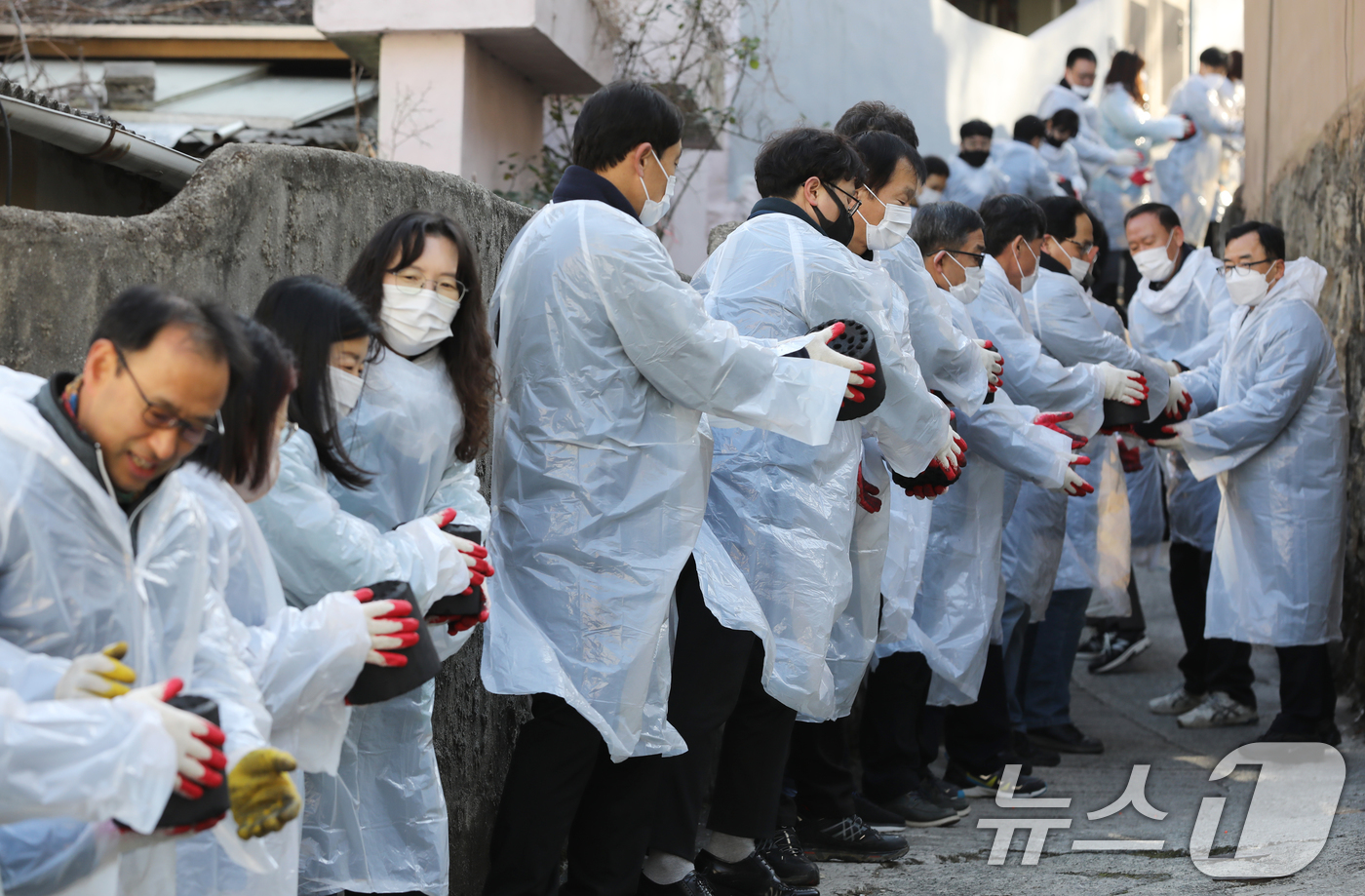 (부산=뉴스1) 윤일지 기자 = 2일 부산진구 가야동 일대에서 부산진구청 직원들이 연탄 나눔 봉사활동을 하고 있다.부산진구는 이날 시무식을 대신해 연탄 1000장을 지역 저소득 가 …