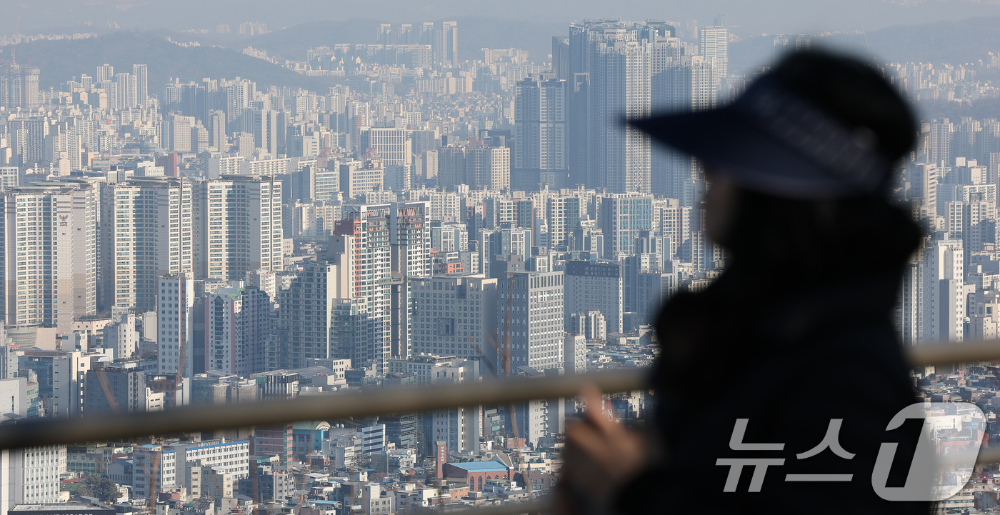 (서울=뉴스1) 임세영 기자 = 지난해 서울 아파트 경매 진행 건수가 급증하며 9년 만에 최고치를 기록했다.고금리로 이자 부담을 견디지 못한 집주인들이 늘어난 데다, 대출 한도 축 …