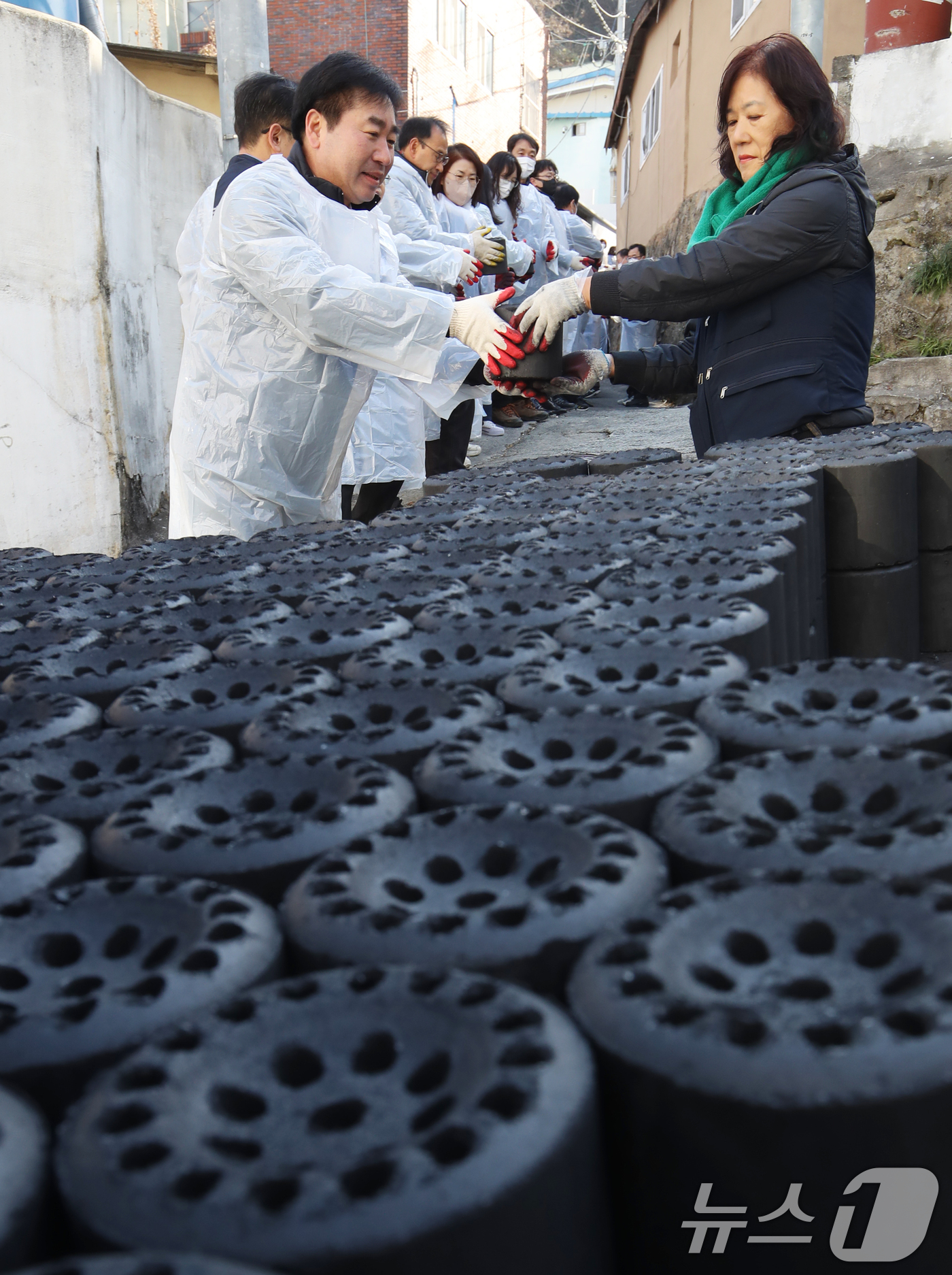 (부산=뉴스1) 윤일지 기자 = 2일 부산진구 가야동 일대에서 부산진구청 직원들이 연탄 나눔 봉사활동을 하고 있다.부산진구는 이날 시무식을 대신해 연탄 1000장을 지역 저소득 가 …