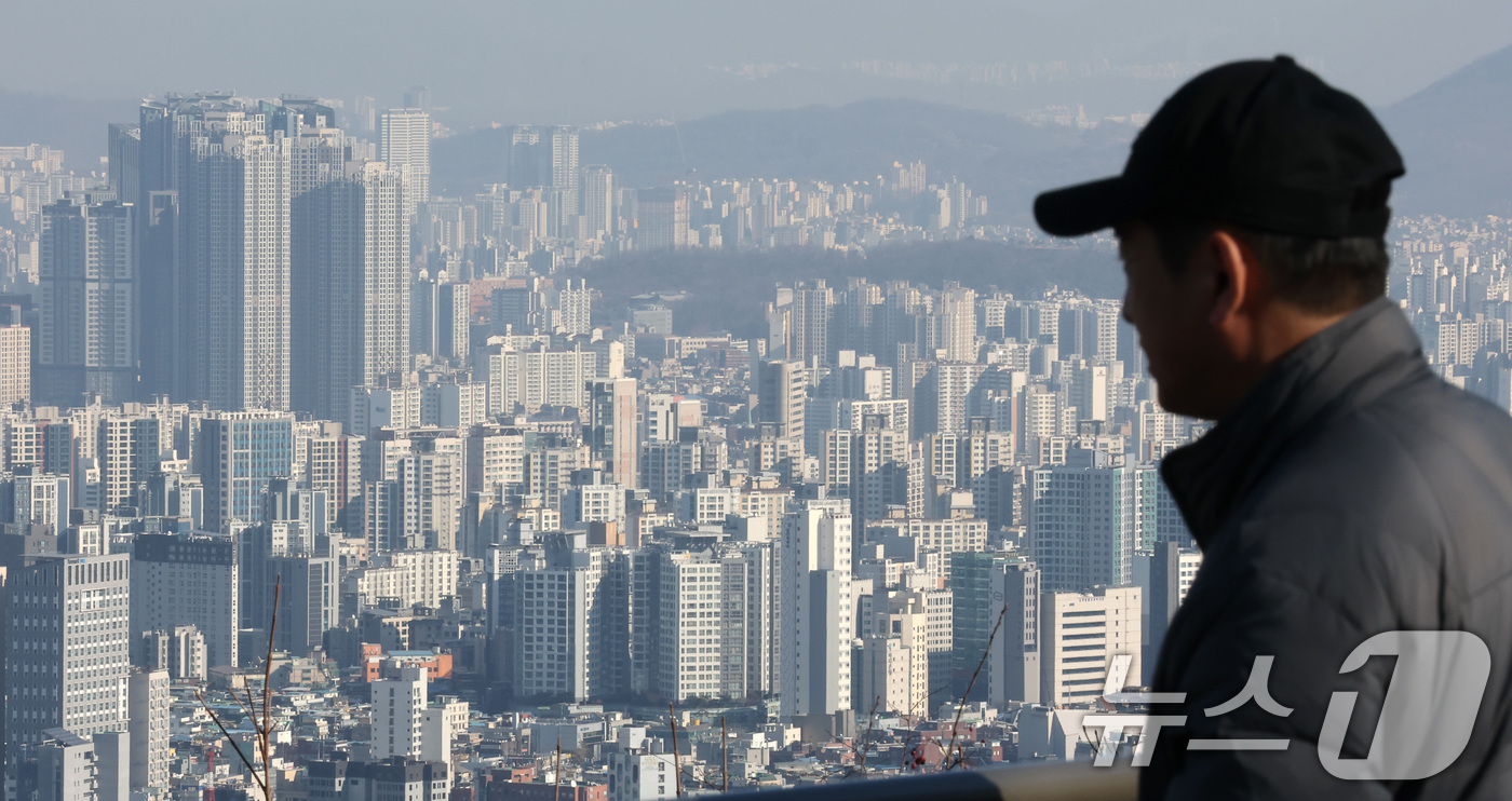 (서울=뉴스1) 임세영 기자 = 지난해 서울 아파트 경매 진행 건수가 급증하며 9년 만에 최고치를 기록했다.고금리로 이자 부담을 견디지 못한 집주인들이 늘어난 데다, 대출 한도 축 …