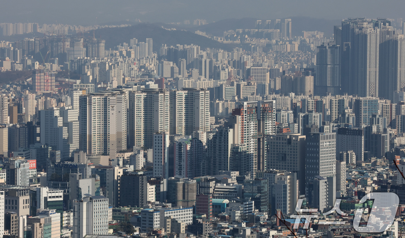 (서울=뉴스1) 임세영 기자 = 지난해 서울 아파트 경매 진행 건수가 급증하며 9년 만에 최고치를 기록했다.고금리로 이자 부담을 견디지 못한 집주인들이 늘어난 데다, 대출 한도 축 …