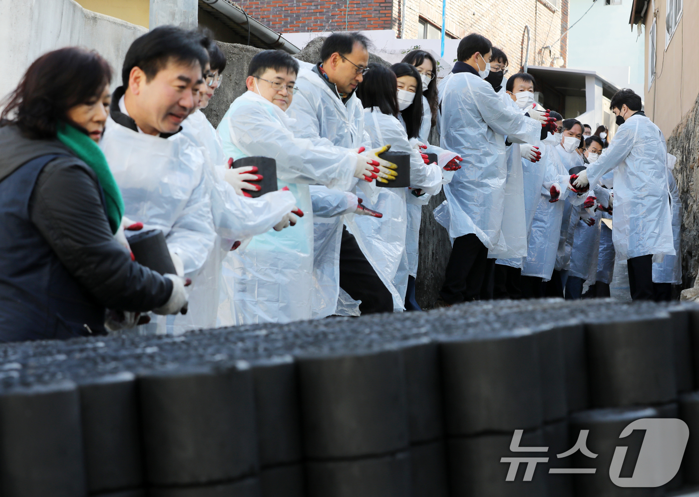 (부산=뉴스1) 윤일지 기자 = 2일 부산진구 가야동 일대에서 부산진구청 직원들이 연탄 나눔 봉사활동을 하고 있다.부산진구는 이날 시무식을 대신해 연탄 1000장을 지역 저소득 가 …