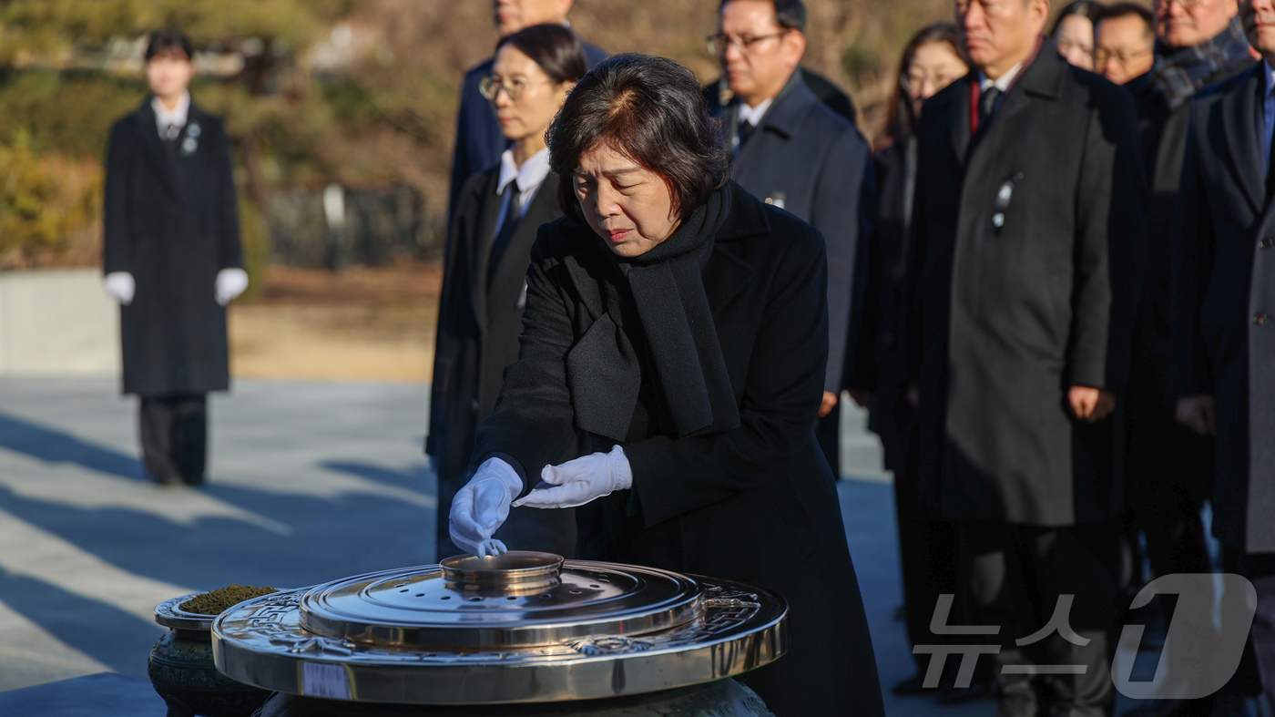 (서울=뉴스1) = 강정애 국가보훈부 장관이 2일 오전 서울 동작구 국립서울현충원에서 이희완 차관 등 직원들과 참배하고 있다. (국가보훈부 제공) 2025.1.2/뉴스1