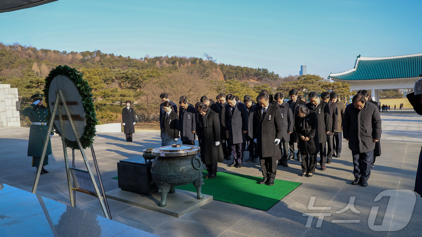 (서울=뉴스1) = 강정애 국가보훈부 장관이 2일 오전 서울 동작구 국립서울현충원에서 이희완 차관 등 직원들과 참배하고 있다. (국가보훈부 제공) 2025.1.2/뉴스1