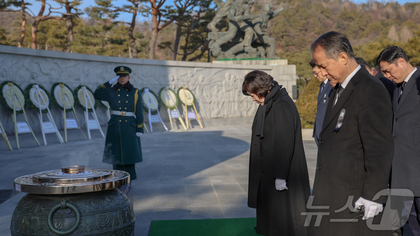 (서울=뉴스1) = 강정애 국가보훈부 장관이 2일 오전 서울 동작구 국립서울현충원에서 이희완 차관 등 직원들과 참배하고 있다. (국가보훈부 제공) 2025.1.2/뉴스1