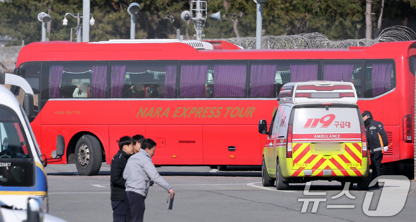 (무안=뉴스1) 김진환 기자 = 2일 전남 무안국제공항 내 제주항공 여객기 참사 희생자  유류품 보관소에서 유가족들을 태운 버스가 이동하고 있다. 2025.1.2/뉴스1