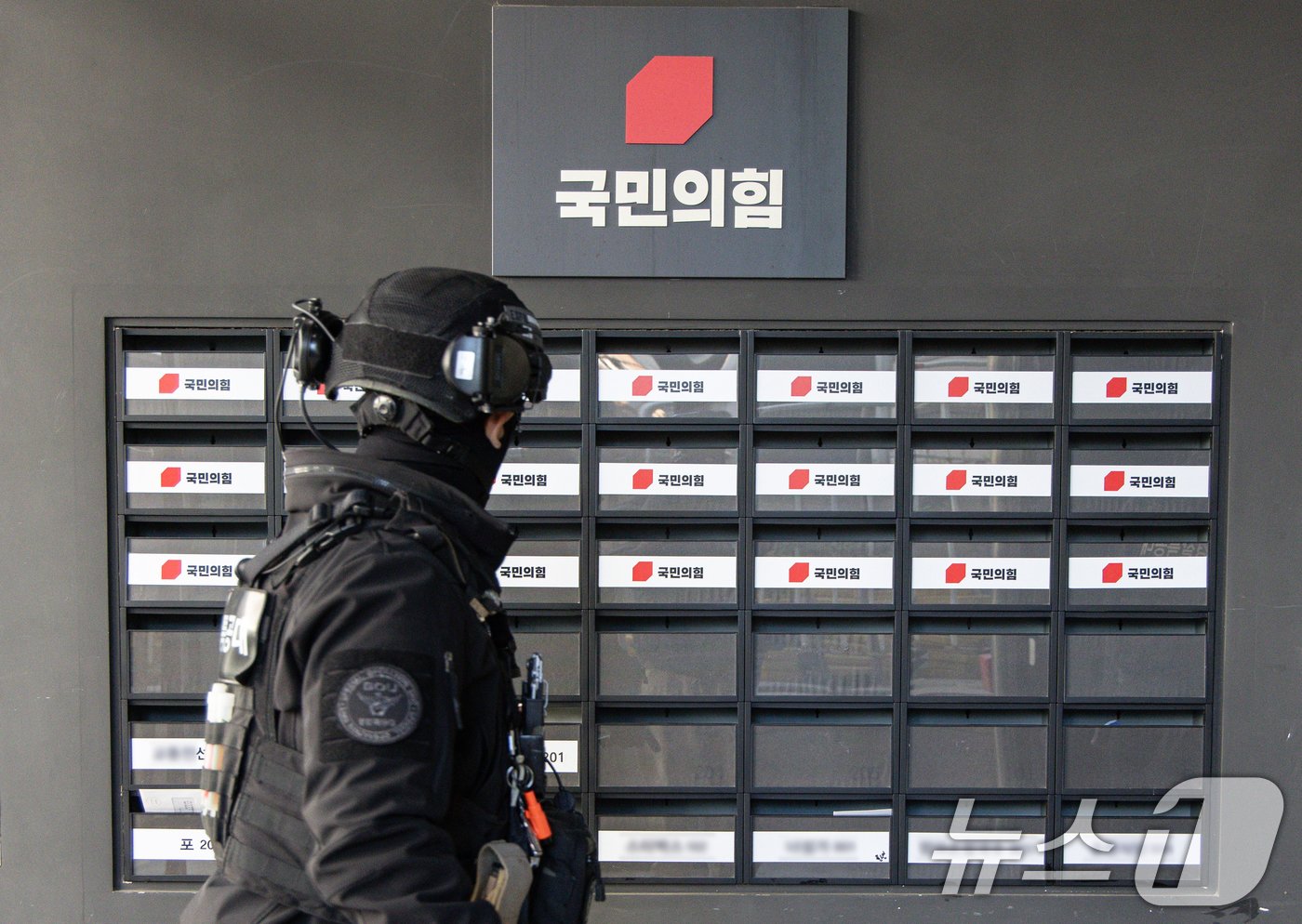 본문 이미지 - 국민의힘 당사에 '폭발물을 설치하겠다'는 신고가 접수된 2일 오후 경찰특공대원들이 서울 여의도 국민의힘 중앙당사를 수색하고 있다. 2025.1.2/뉴스1 ⓒ News1 이재명 기자