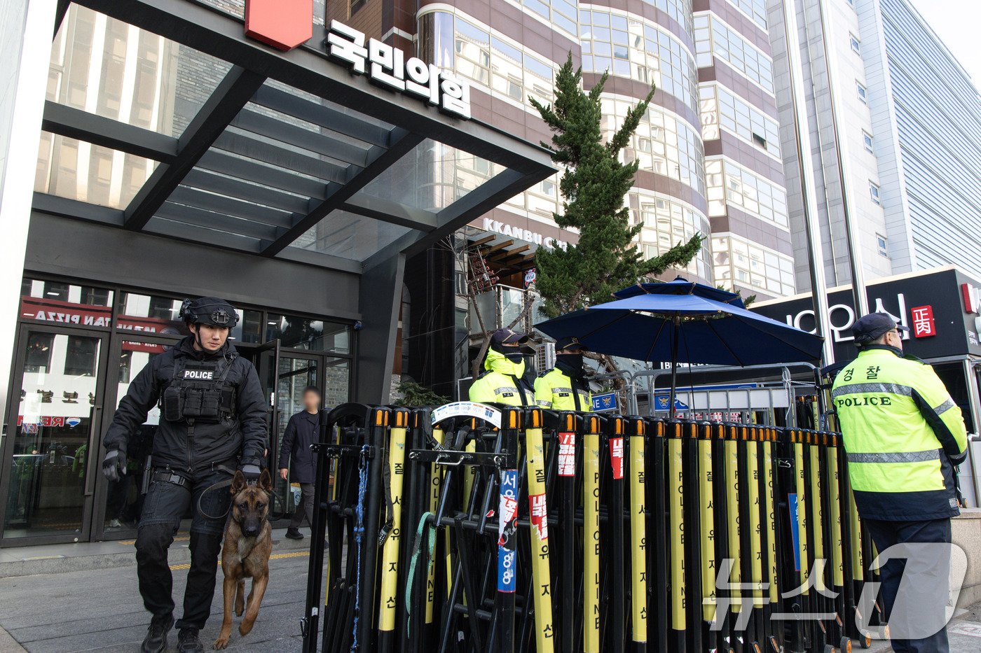 본문 이미지 - 국민의힘 당사에 '폭발물을 설치하겠다'는 신고가 접수된 2일 오후 경찰특공대원들이 서울 여의도 국민의힘 중앙당사를 수색을 마친 후 철수하고 있다. 2025.1.2/뉴스1 ⓒ News1 이재명 기자
