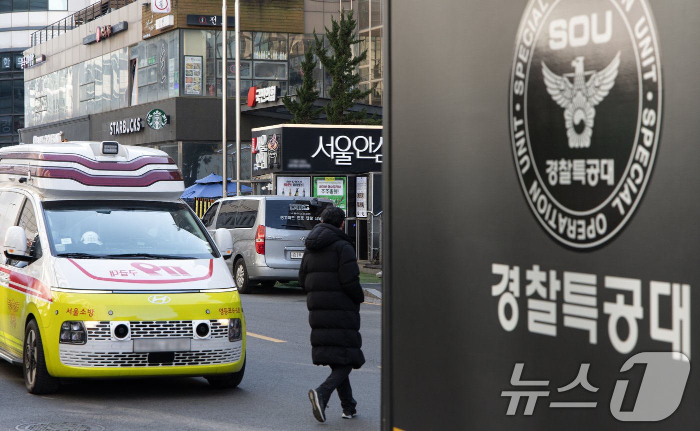 국민의힘 당사에 &#39;폭발물을 설치하겠다&#39;는 신고가 접수된 2일 오후 서울 여의도 국민의힘 중앙당사에 경찰특공대 차량이 도착해 있다. 2025.1.2/뉴스1 ⓒ News1 이재명 기자