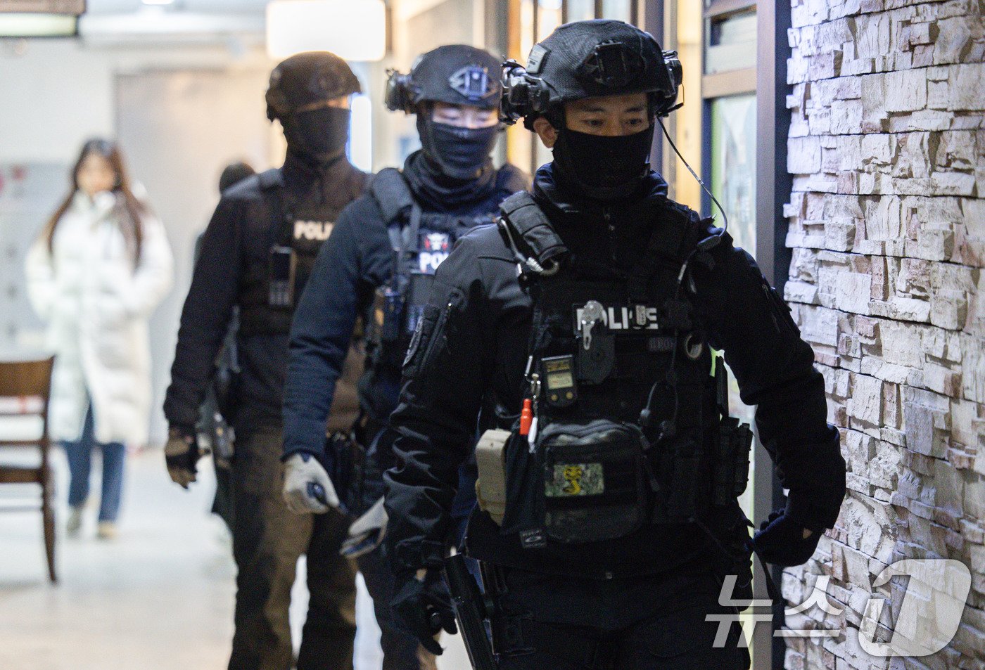본문 이미지 - 국민의힘 당사에 '폭발물을 설치하겠다'는 신고가 접수된 2일 오후 경찰특공대원들이 서울 여의도 국민의힘 중앙당사를 수색하고 있다. 2025.1.2/뉴스1 ⓒ News1 이재명 기자
