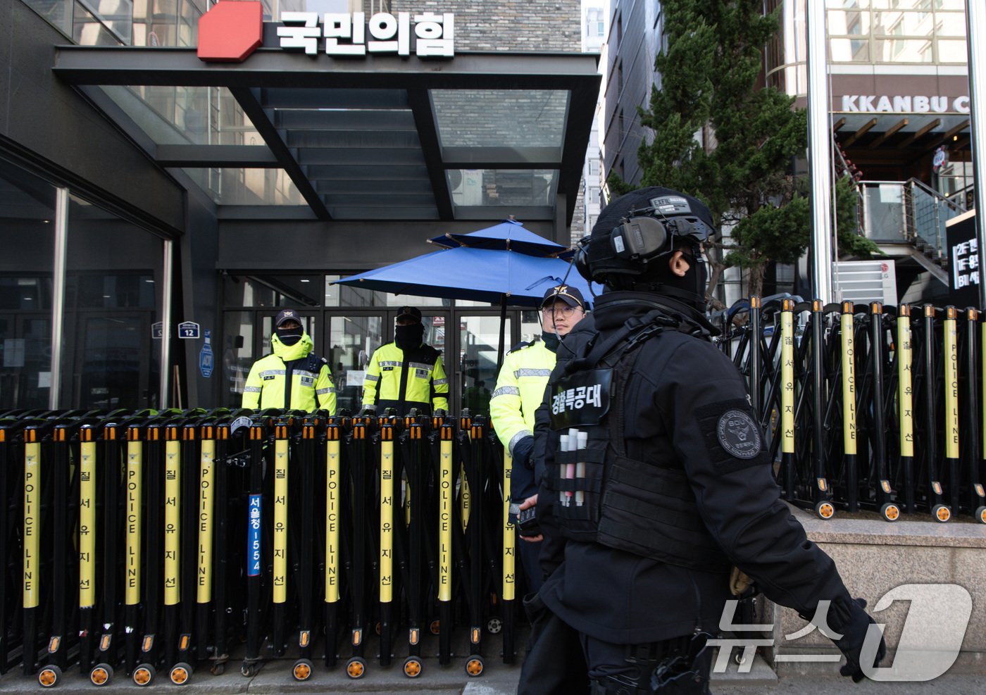 국민의힘 당사에 &#39;폭발물을 설치하겠다&#39;는 신고가 접수된 2일 오후 경찰특공대원들이 서울 여의도 국민의힘 중앙당사를 수색을 마친 후 철수하고 있다. 2025.1.2/뉴스1 ⓒ News1 이재명 기자