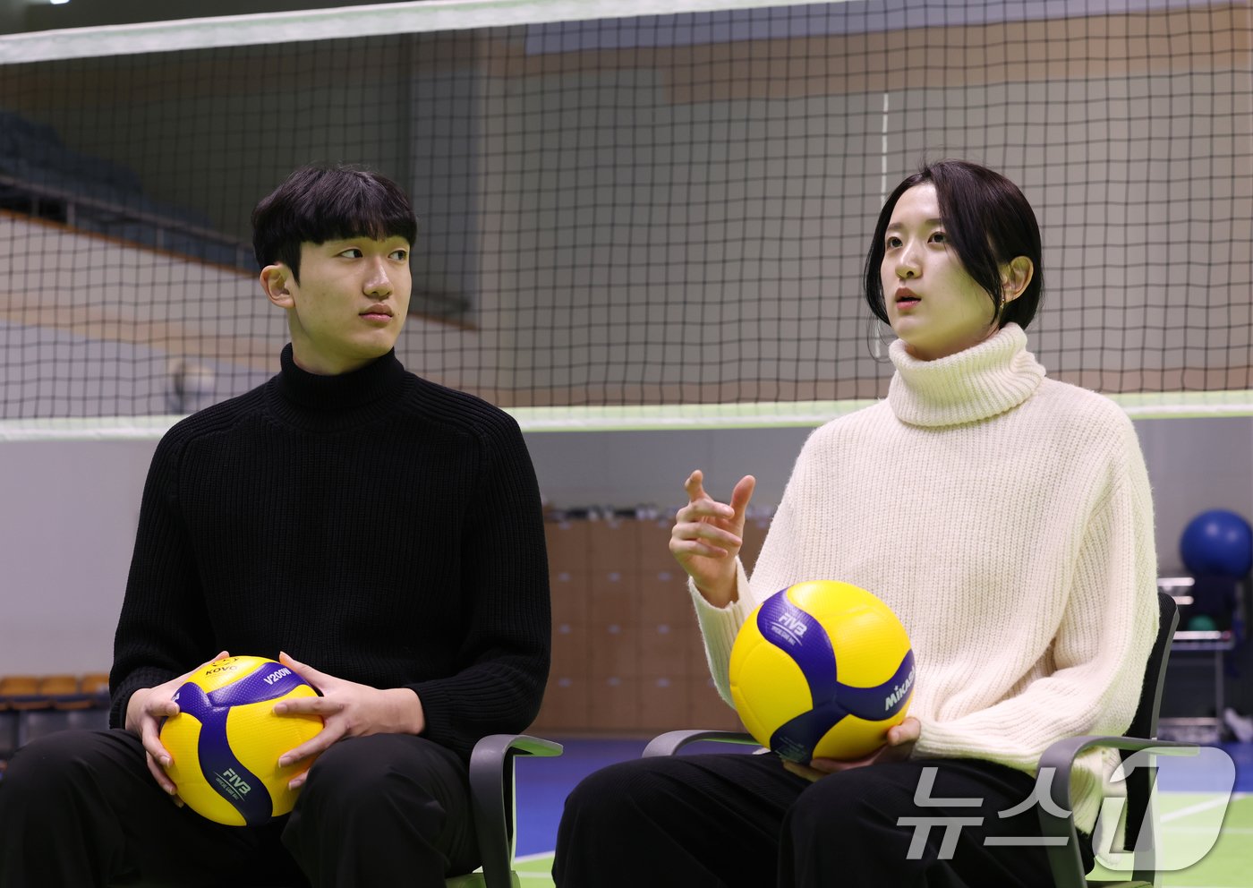 본문 이미지 - KB 손해보험 이준영&#40;왼쪽부터&#41;과 현대건설 이다현이 2일 오후 경기 용인시 기흥구 현대건설배구단 체육관에서 뉴스1과 인터뷰를 하고 있다. 2025.1.2/뉴스1 ⓒ News1 김영운 기자