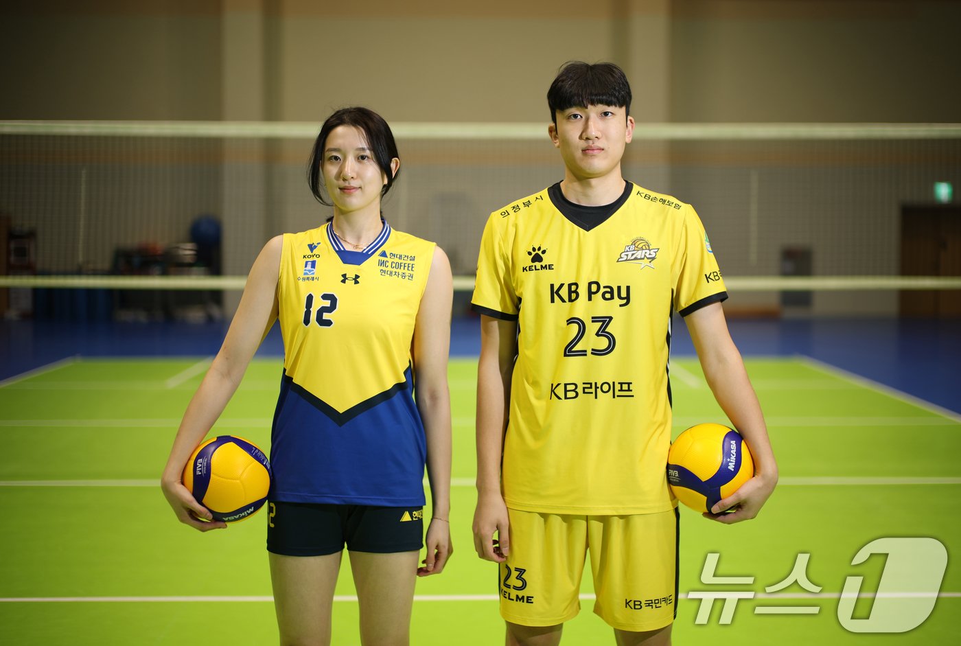 본문 이미지 - 현대건설 이다현&#40;왼쪽부터&#41;과 KB 손해보험 이준영이 2일 오후 경기 용인시 기흥구 현대건설배구단 체육관에서 열린 뉴스1과의 인터뷰에 앞서 포즈를 취하고 있다. 2025.1.2/뉴스1 ⓒ News1 김영운 기자