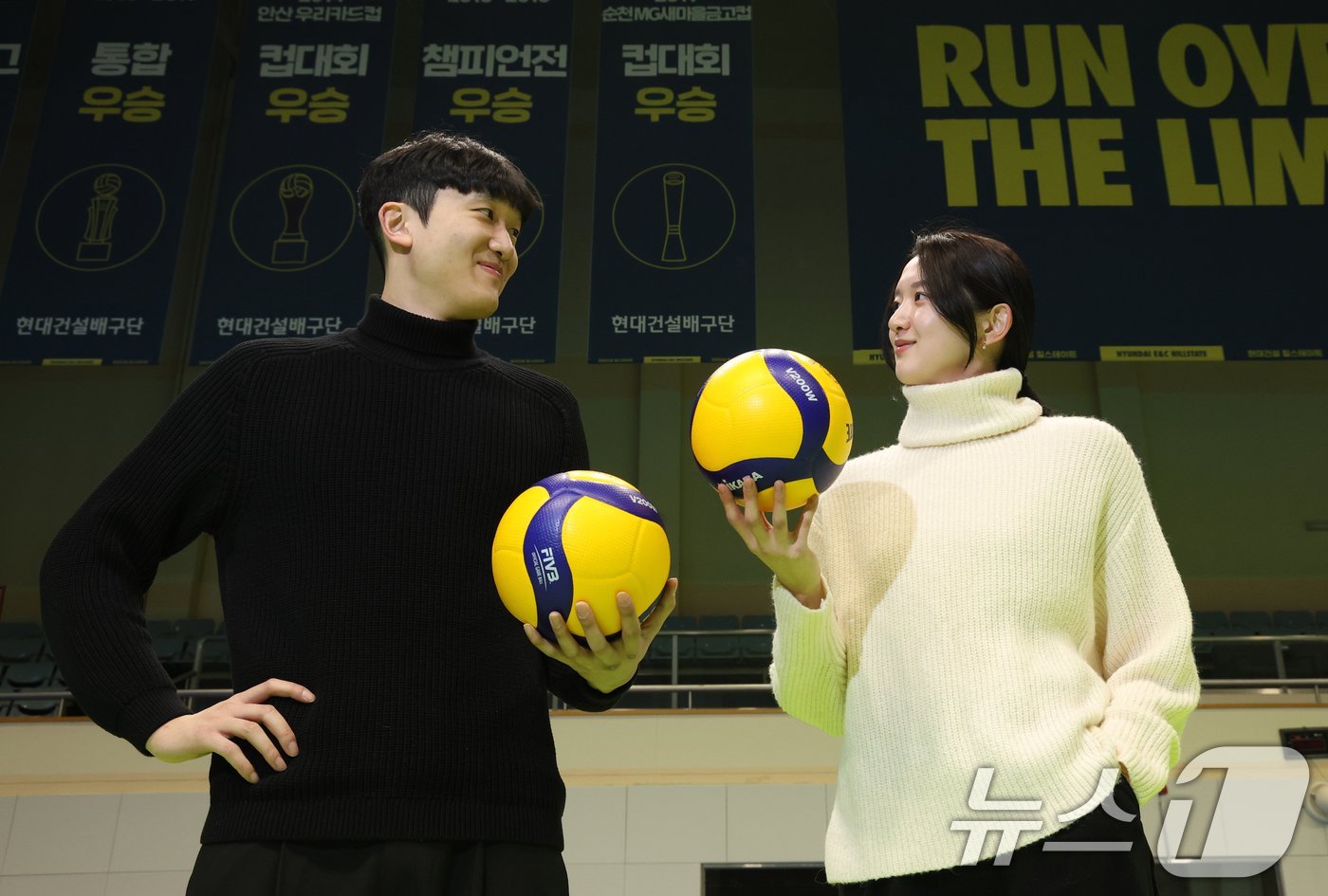 본문 이미지 - KB 손해보험 이준영&#40;왼쪽부터&#41;과 현대건설 이다현이 2일 오후 경기 용인시 기흥구 현대건설배구단 체육관에서 열린 뉴스1과의 인터뷰에 앞서 포즈를 취하고 있다. 2025.1.2/뉴스1 ⓒ News1 김영운 기자