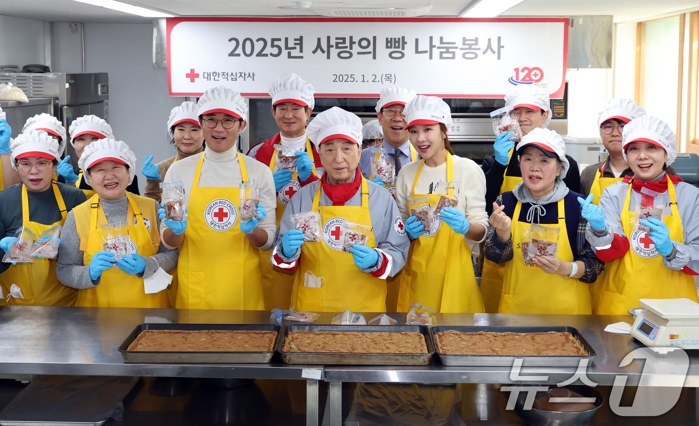 (서울=뉴스1) 김명섭 기자 = 김철수 대한적십자사 회장을 비롯한 임직원과 홍보대사 배우 안재욱, 소유진이 2일 오후 서울 종로구 대한적십자사 서울지사 중앙봉사관에서 시무식으로 제 …