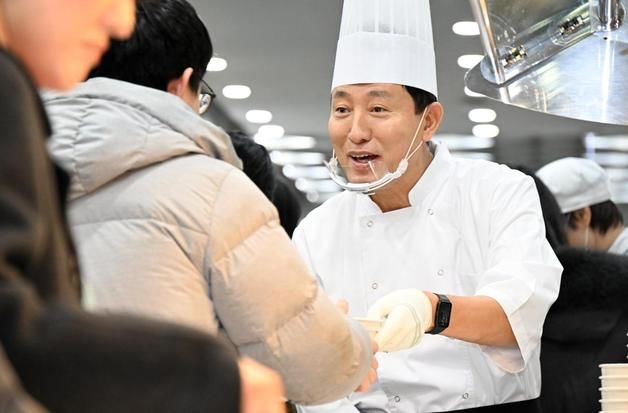 오세훈, 직원들에게 떡국 배식…"올해도 좋은 성과 있을 것"