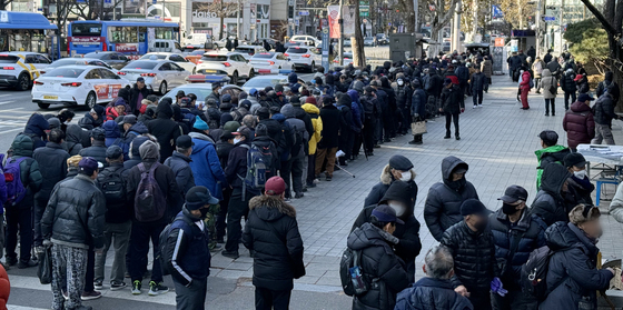 '나혼자 산다' 800만 가구…노인 "아플 때가 문제" 청년 "주거비 걱정"