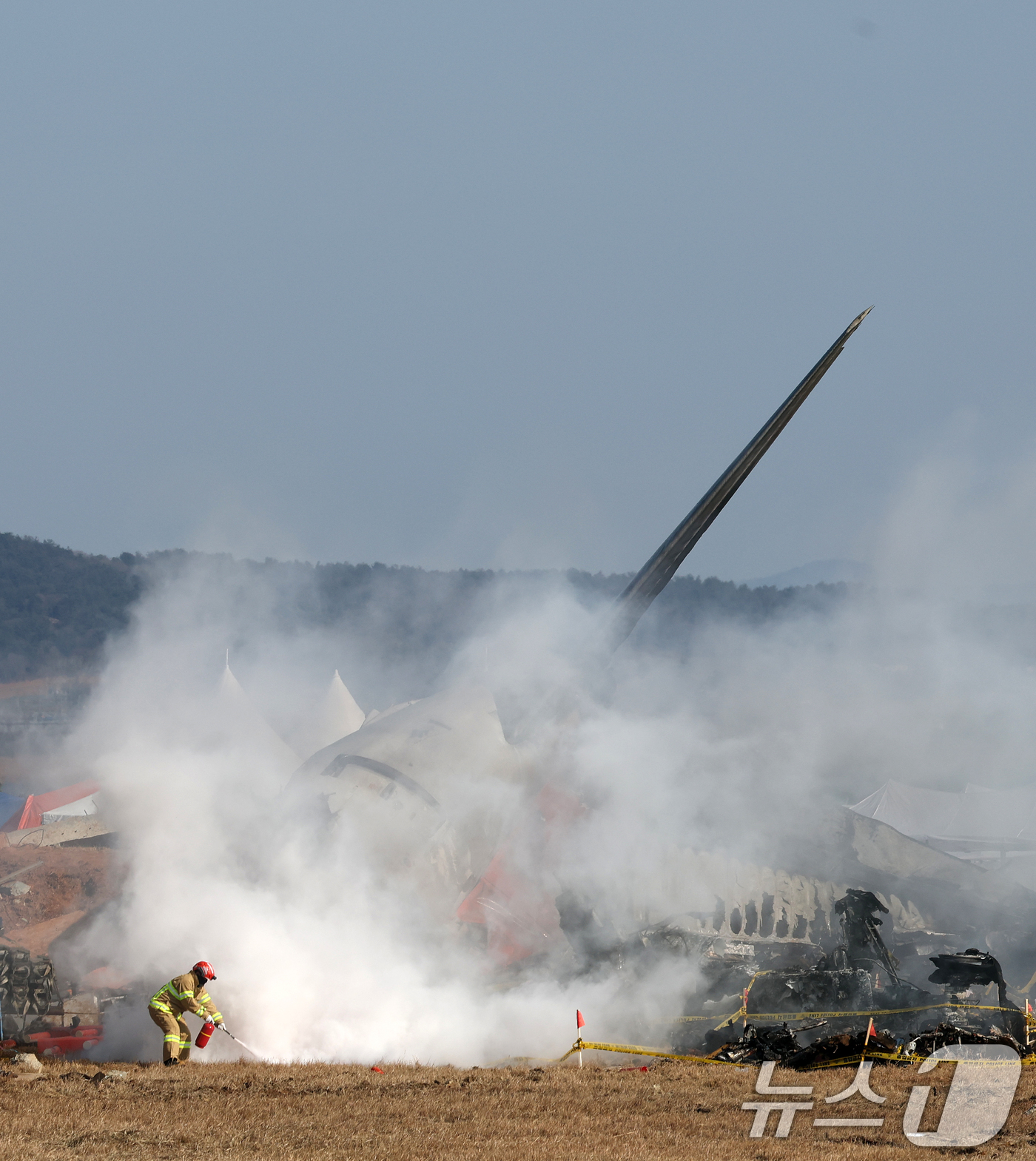 (무안=뉴스1) 오대일 기자 = 제주항공 여객기 참사 닷새째인 2일 오후 전남 무안국제공항 사고 현장의 여객기 기체 꼬리 동체 절단부 주변 잔해물 더미에서 화재가 발생해 소방대원들 …