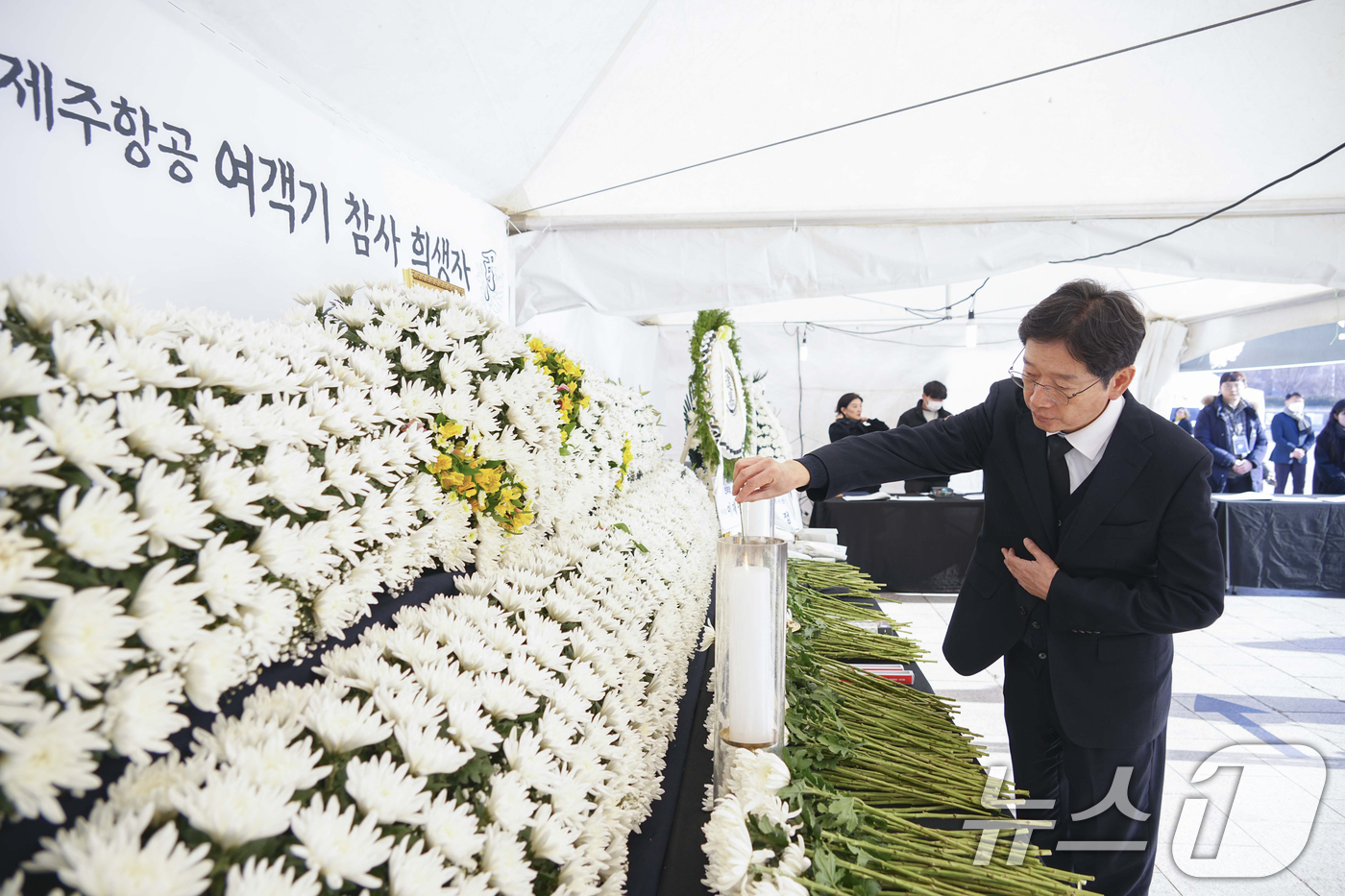 (광주=뉴스1) 이수민 기자 = 김경수 전 경남도지사가 2일 오전 광주 동구 5·18민주광장에 마련된 제주항공 여객기 참사 합동분향소를 찾아 조문하고 있다.(광주시 제공) 2025 …