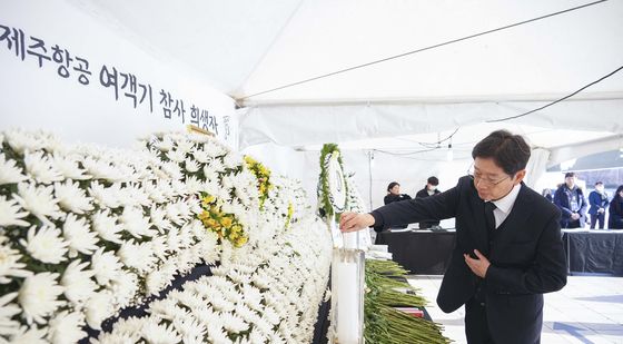 광주 합동분향소 찾은 김경수 전 경남도지사