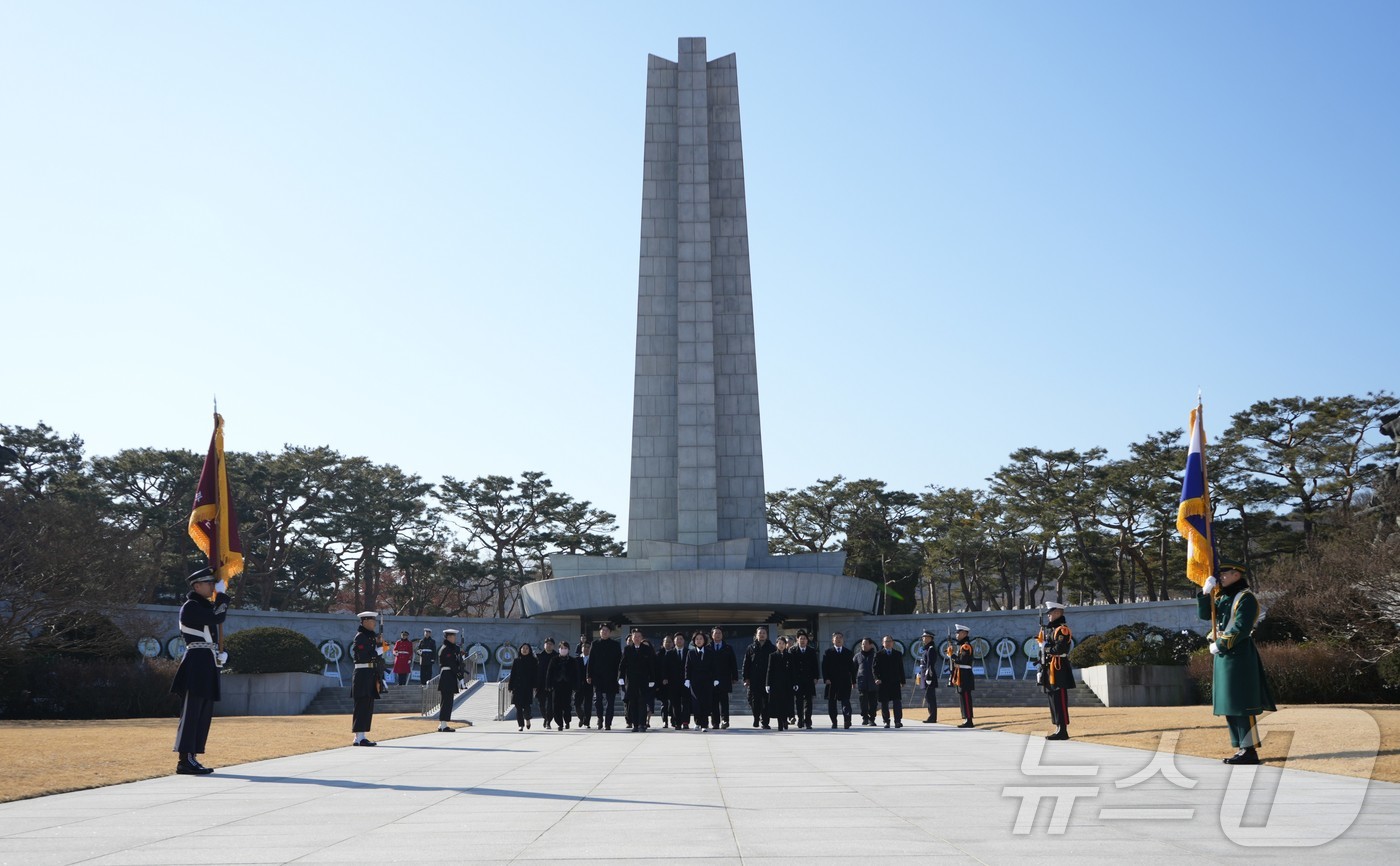 (서울=뉴스1) = 허은아 개혁신당 대표와 천하람 원내대표가 2일 국립서울현충원 현충탑을 찾아 참배를 마친 뒤 이동하고 있다. (개혁신당 제공) 2025.1.2/뉴스1