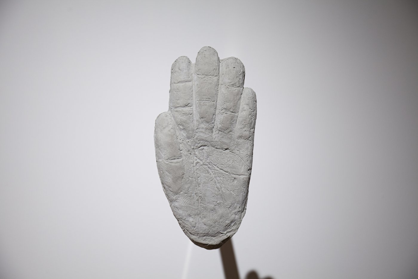 본문 이미지 - 부처님 하이파이브〉, 2024, 시멘트, 철, 38 &times; 19 &times;70cm. 사진 남서원. Courtesy of Art Sonje Center ⓒ 2024. All rights reserved. 아트선재센터 제공.