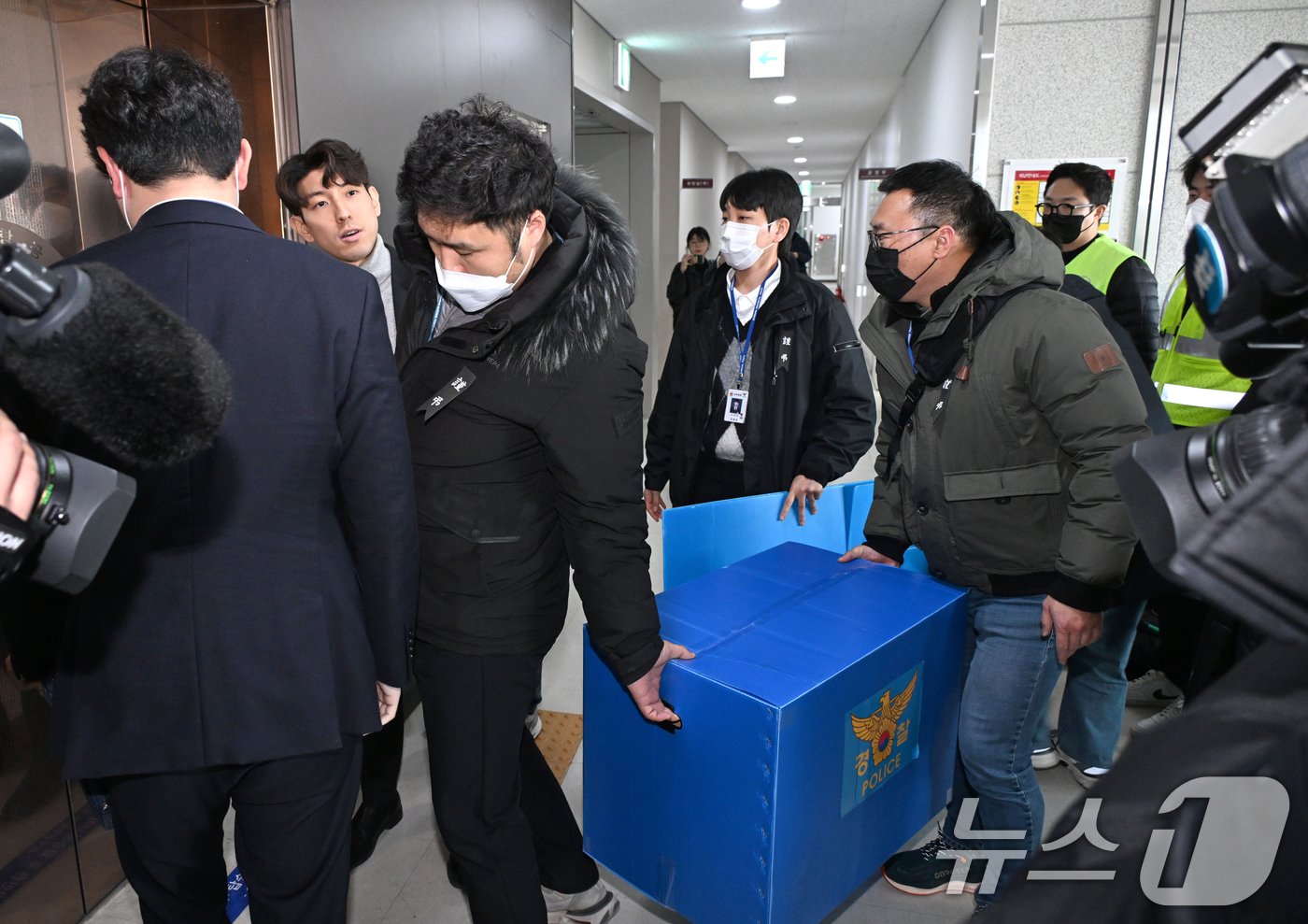본문 이미지 - 2일 전남 무안군 무안국제공항 운영부 사무실에서 압수수색을 마친 경찰 관계자가 박스를 들고 나서고 있다. &#40;공동취재&#41; 2025.1.2/뉴스1 ⓒ News1 오대일 기자