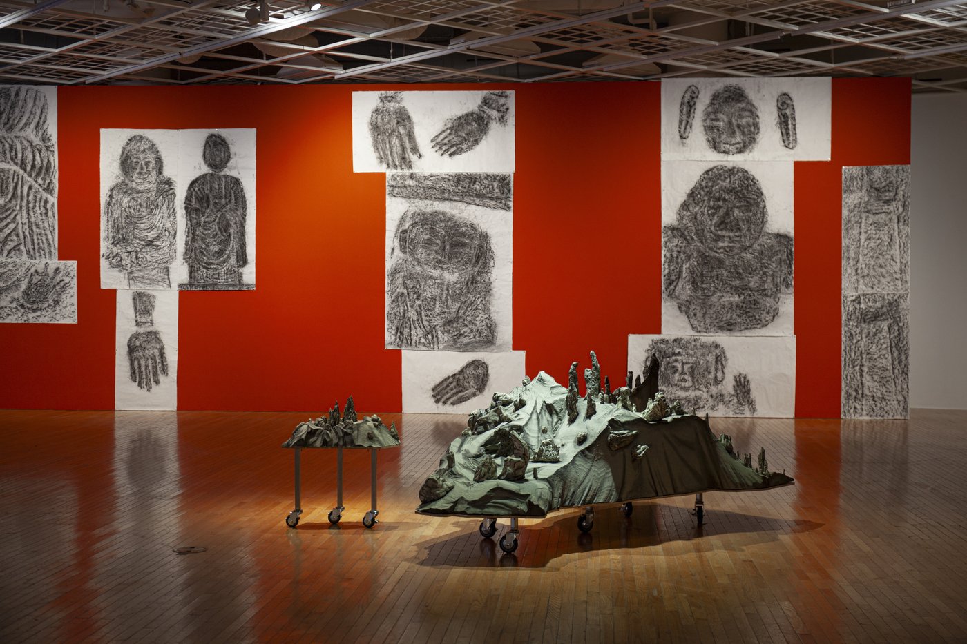 본문 이미지 - 《이끼바위쿠르르 거꾸로 사는 돌》 전시 전경. 사진 남서원. Courtesy of Art Sonje Center ⓒ 2024. All rights reserved. 아트선재센터 제공.