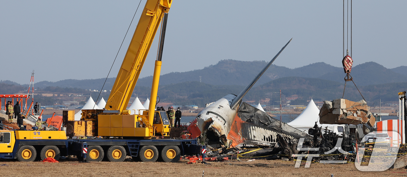 (무안=뉴스1) 김진환 기자 = 2일 오후 전남 무안국제공항 제주항공 여객기 참사 현장에서 현장 감식 및 사고 여객기와 충돌로 부서진 방위각 시설(로컬라이저)이 들어 올려지고 있다 …