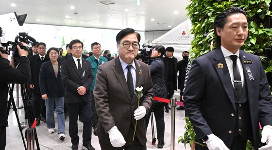 우원식 국회의장, 무안공항 합동분향소 조문