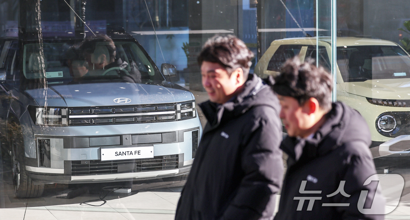 (서울=뉴스1) 민경석 기자 = 정부가 소비 활력을 제고를 위해 자동차 구입 시 상반기 한시적으로 개별소비세율을 5%에서 3.5%로 30% 인하한다.2일 오후 서울의 한 자동차 영 …