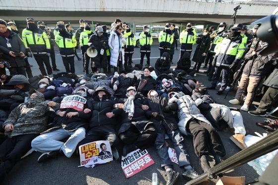 경찰, '尹 지지자' 강제 해산…2명 공집 방해 현행범 체포