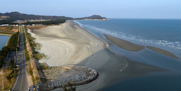 조류 충돌부터 해양 훼손까지…백령공항 건설 '시험대' 올라(종합)