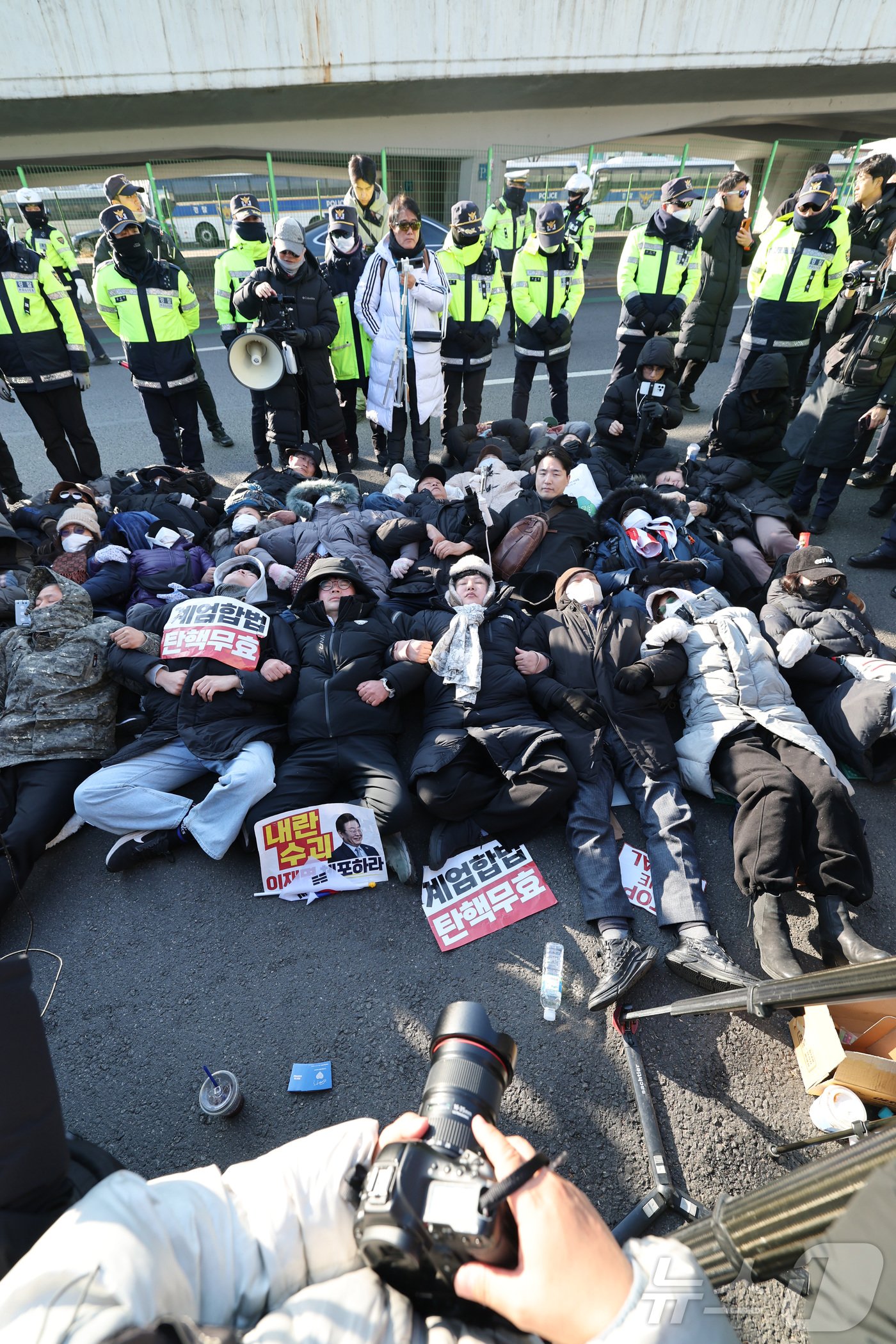 2일 서울 용산구 윤석열 대통령 관저 입구 앞에서 보수단체 회원 및 윤 대통령 지지자들이 농성 중 해산하라는 경찰 안내방송에 드러눕고 있다. 2025.1.2/뉴스1 ⓒ News1 박세연 기자