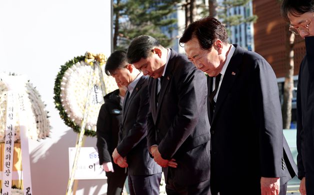 김기문 중기중앙회장, 제주항공 참사 희생자 합동 분향소 조문