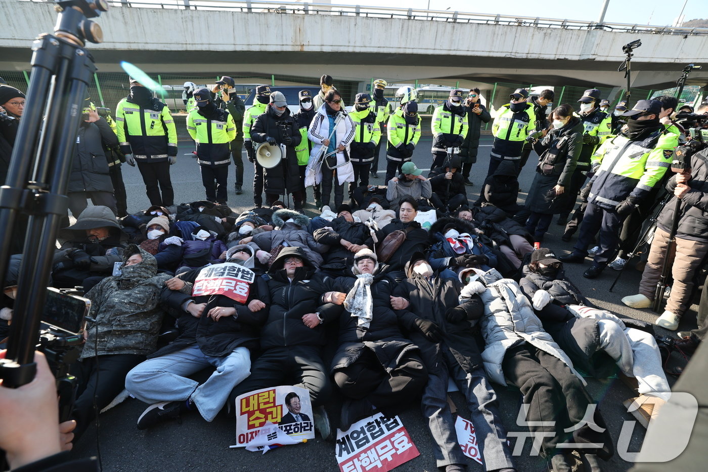 2일 서울 용산구 윤석열 대통령 관저 입구 앞에서 보수단체 회원 및 윤 대통령 지지자들이 농성 중 해산하라는 경찰 안내방송에 드러눕고 있다.  2025.1.2/뉴스1 ⓒ News1 박세연 기자