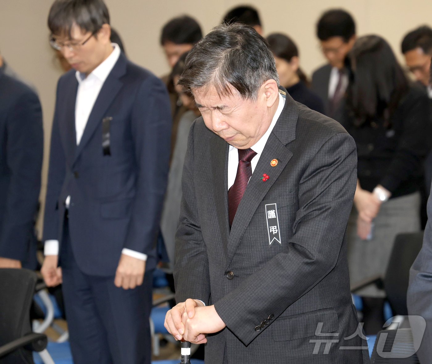 본문 이미지 - 유철환 국민권익위원회 위원장이 2일 세종시 정부세종청사에서 열린 시무식에서 묵념을 하고 있다. (국민권익위원회 제공) 2025.1.2/뉴스1