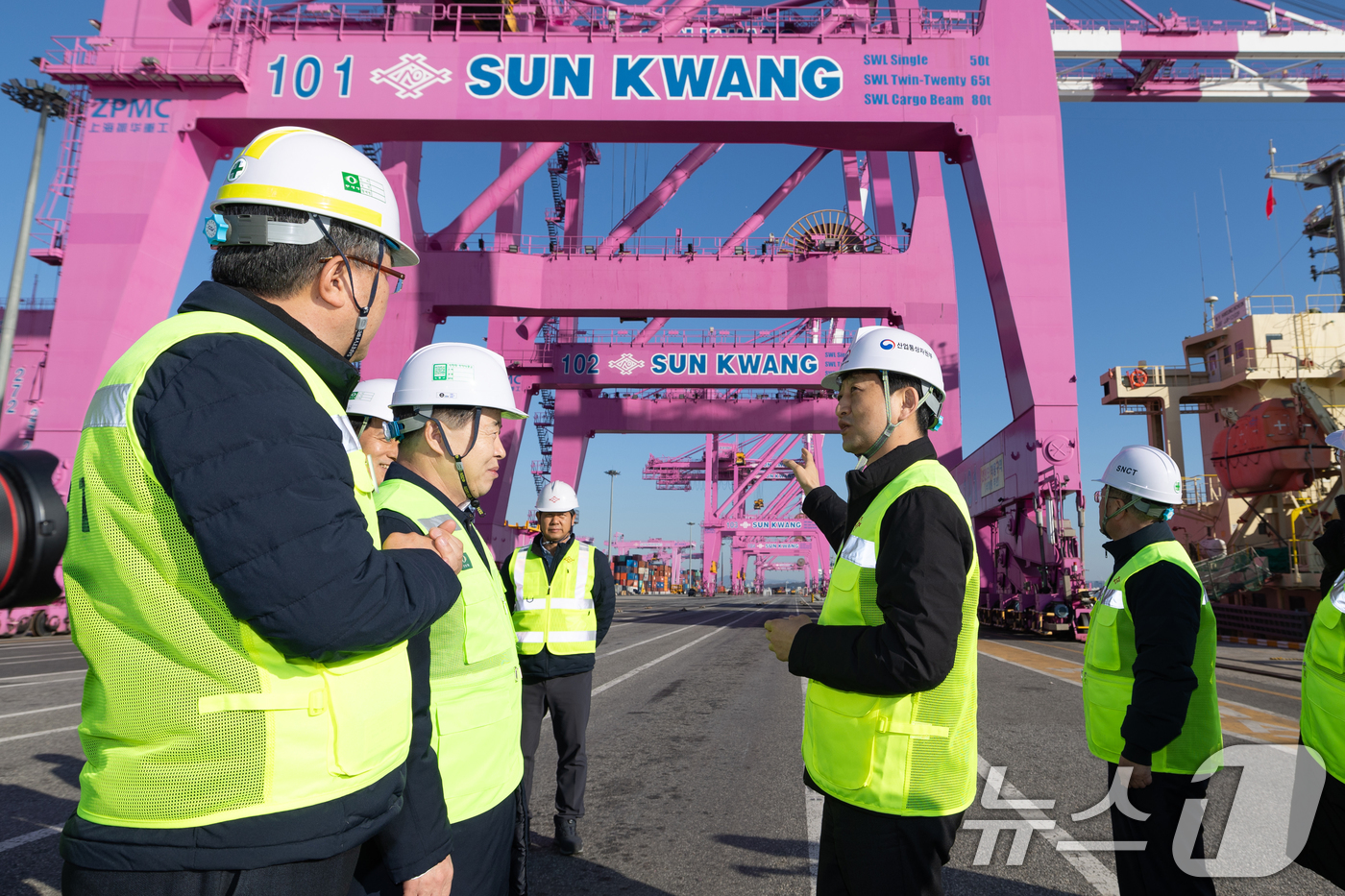 (인천=뉴스1) 이승배 기자 = 안덕근 산업통상자원부 장관이 2일 오후 인천 신항 하역장에서 관계자들과 대화하고 있다.한편 산업통상자원부가 발표한 12월 및 연간 수칠입 동향에 따 …