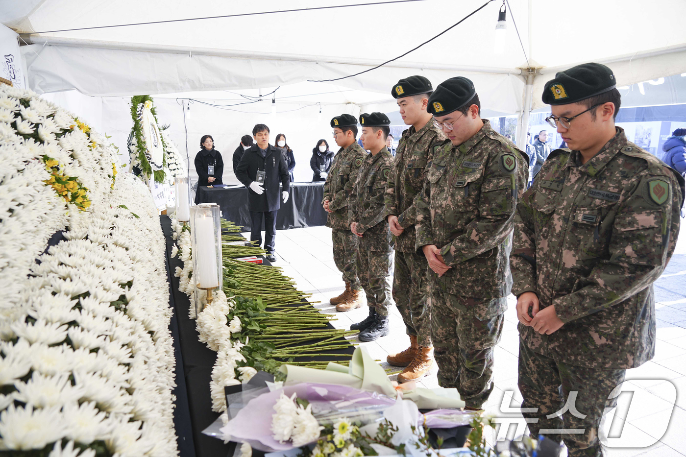 (광주=뉴스1) 박준배 기자 = 2일 오전 동구 5·18민주광장에 마련된 제주항공 여객기 참사 합동분향소를 찾은 31사단 장병들이 조문을 하고 있다..(광주시 제공)2025.1.2 …