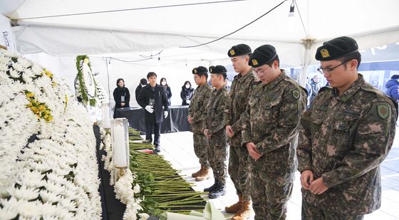 31사단 장병들, 여객기 참사 합동분향소 참배