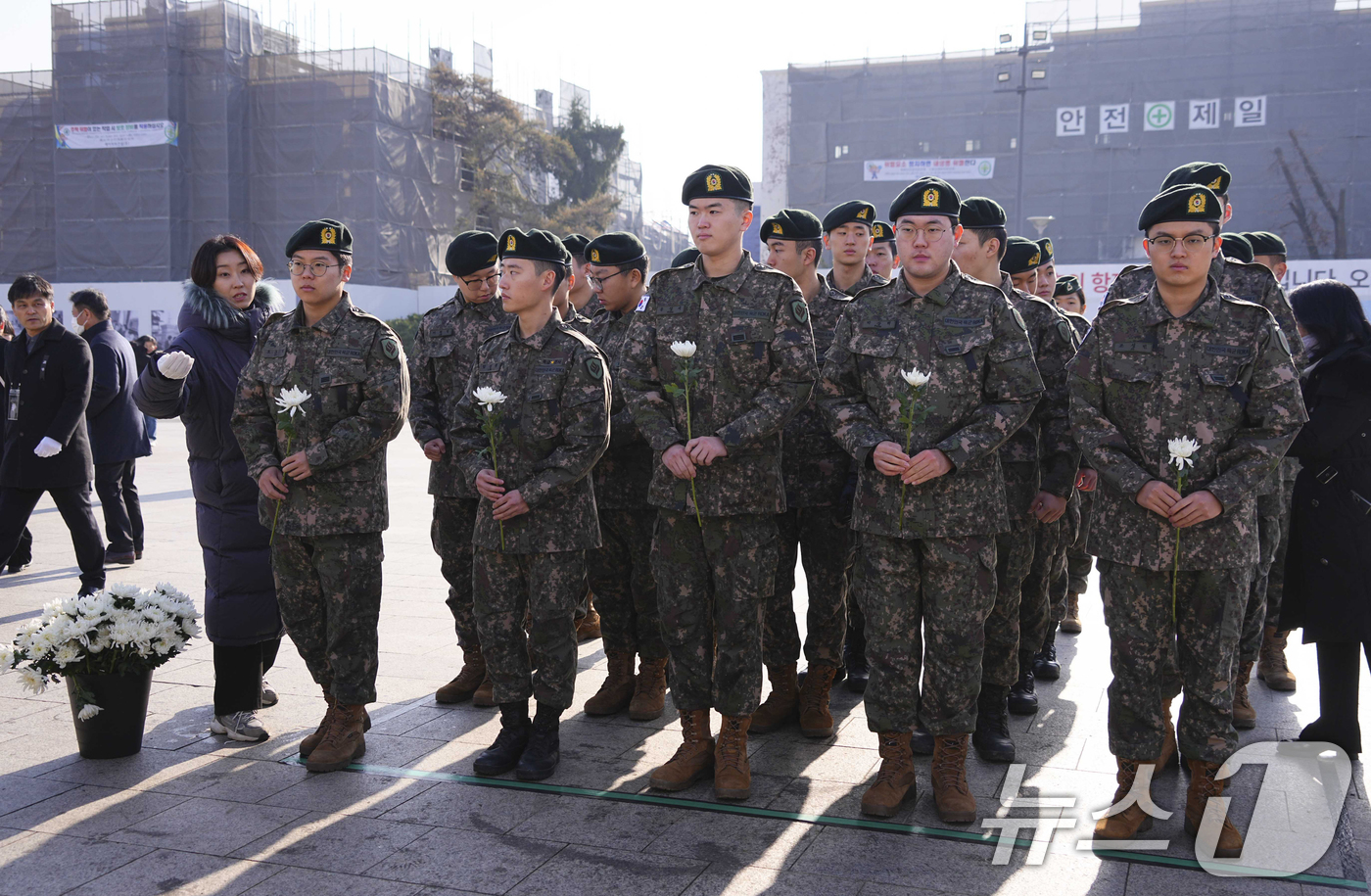 (광주=뉴스1) 박준배 기자 = 2일 오전 동구 5·18민주광장에 마련된 제주항공 여객기 참사 합동분향소를 찾은 31사단 장병들이 조문을 하고 있다.(광주시 제공)2025.1.2/ …