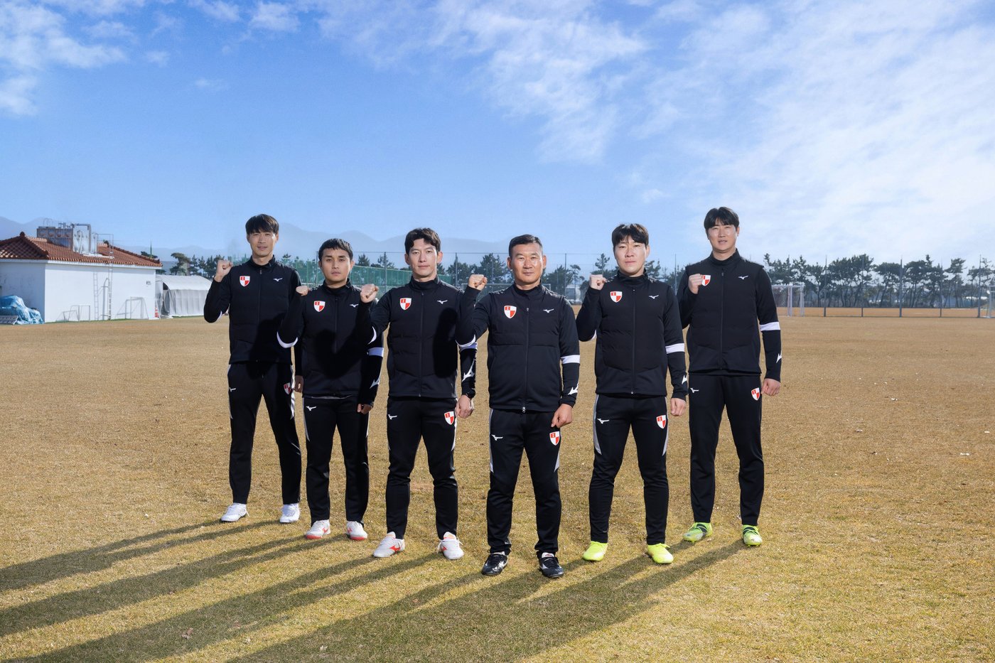 본문 이미지 - 조성환 감독&#40;가운데&#41;과 부산의 새로운 코칭스태프&#40;부산 아이파크 제공&#41; 